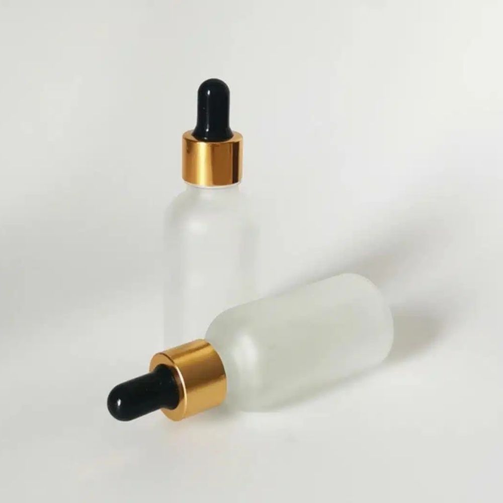 Staklena boca pjeskarena sa zlatno-crnom pipetom